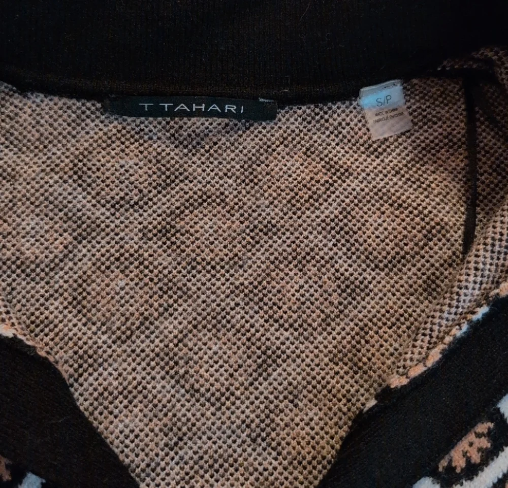 T Tahari Black and Cream V-Neck Sweater - Picture 2 of 2